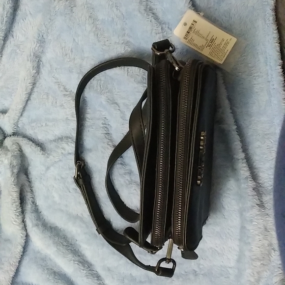 Guess Sling Bag - Picture 4 of 8